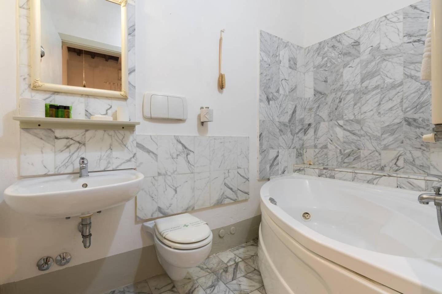 F4 - Santa Croce One Bedroom Flat 2 To 4 Guests Florence Luaran gambar
